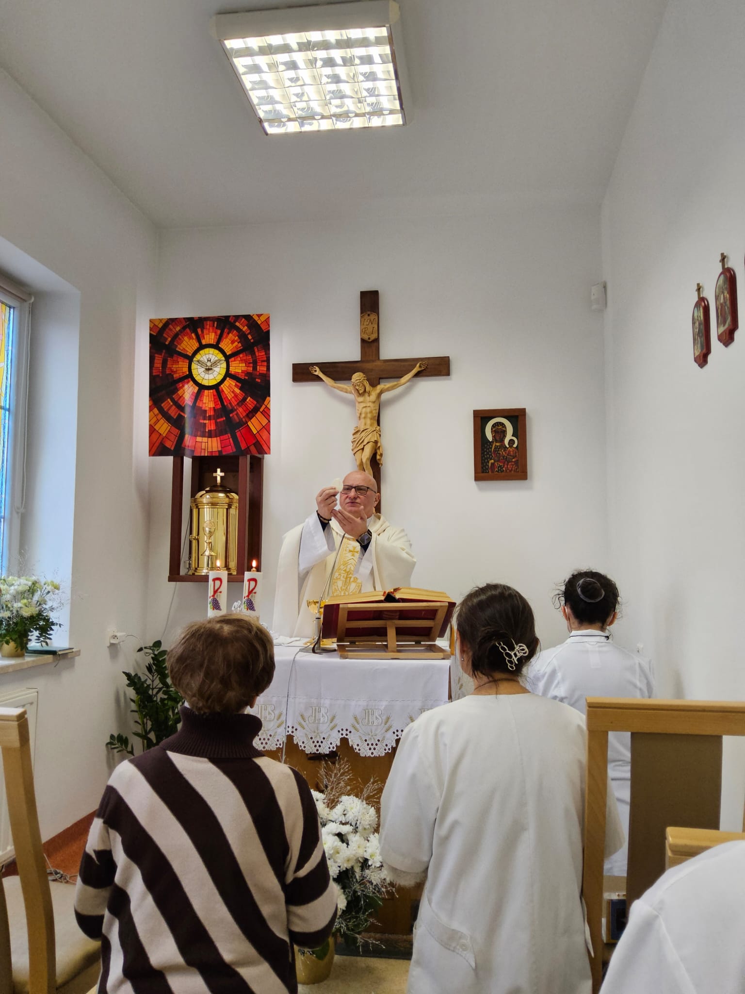 Kapelan Hospicjum przewodniczy w kaplicy Mszy Św.