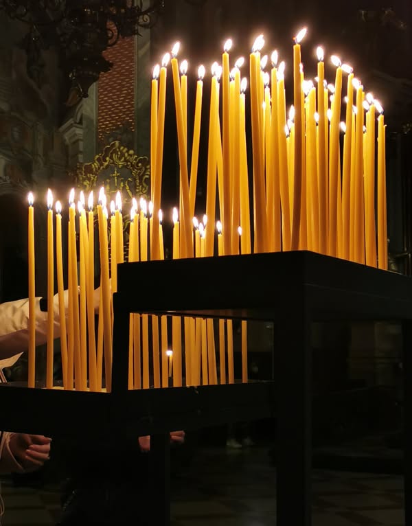 Świece zapalane w pamięci zmarłych podopiecznych Hospicjum